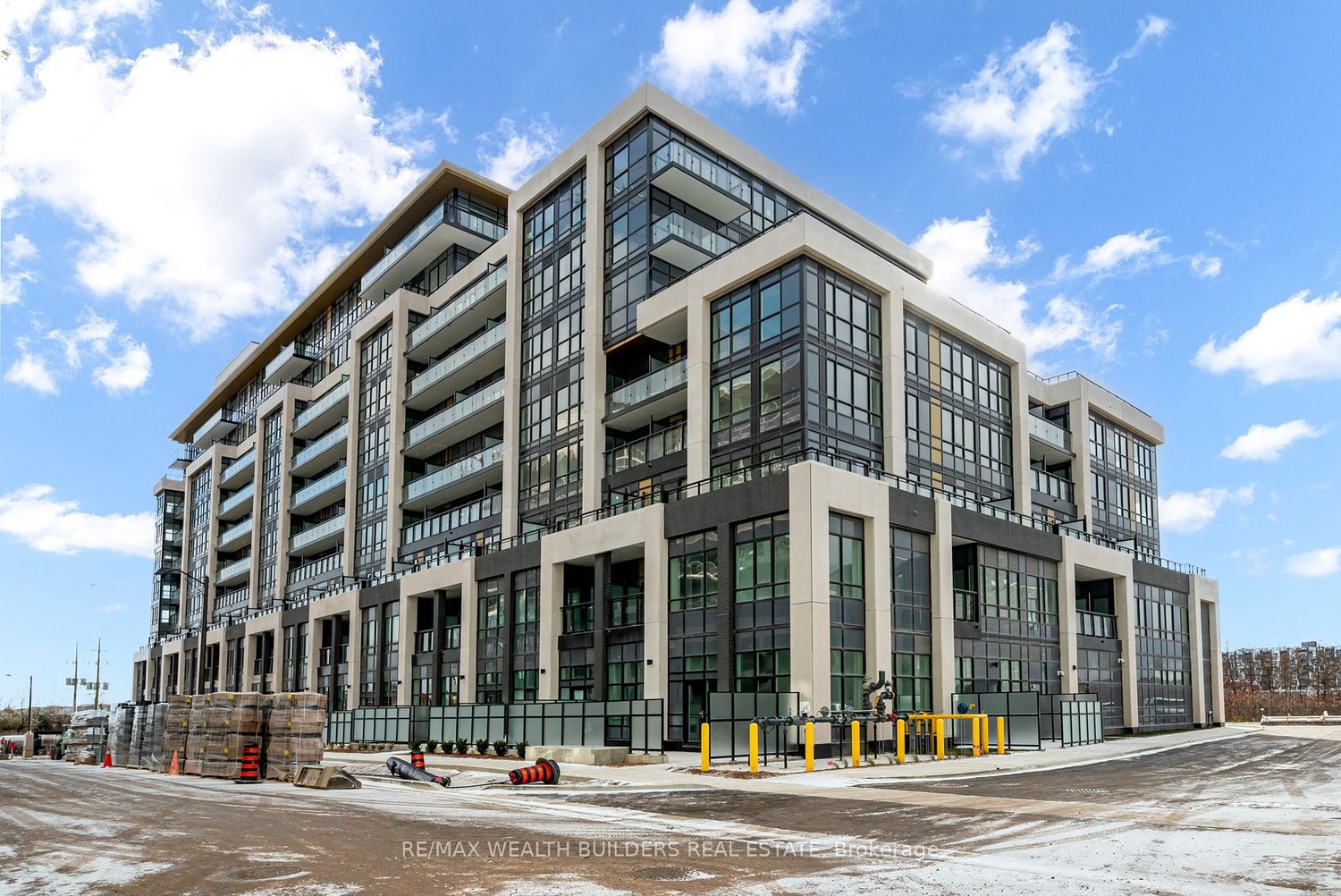 FOR LEASE: 405 Dundas St W 205