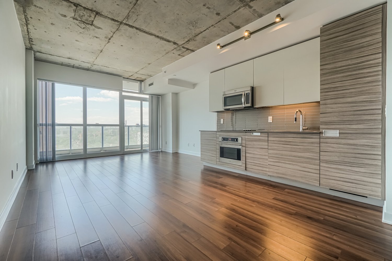210 Simcoe St #1507 *RENTED*