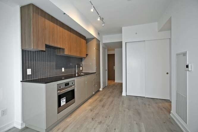 161 Roehampton Ave #1614 *RENTED*