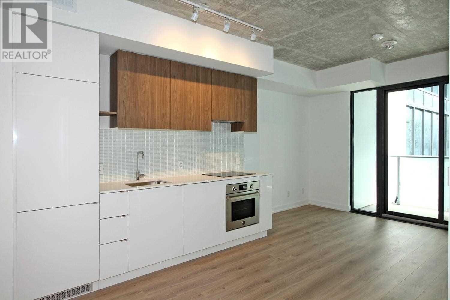 161 Roehampton Ave #324