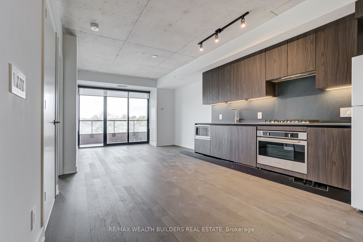 FOR LEASE: 2720 Dundas St W 321